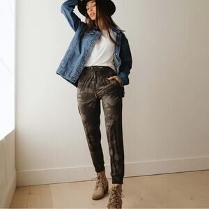 Albion Women’s Camo Destination Joggers Pull-On Pant Camouflage Green Drawstring